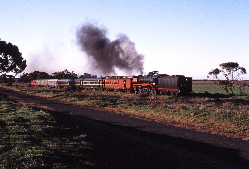 122553: km 444 6 Kulwin Line 8092 Up Steamrail Special R 761