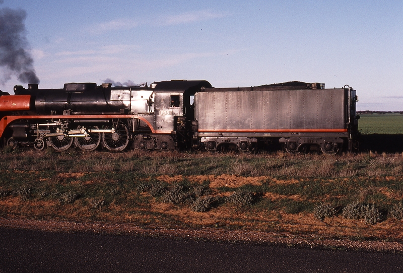 122554: km 444 6 Kulwin Line 8092 Up Steamrail Special R 761