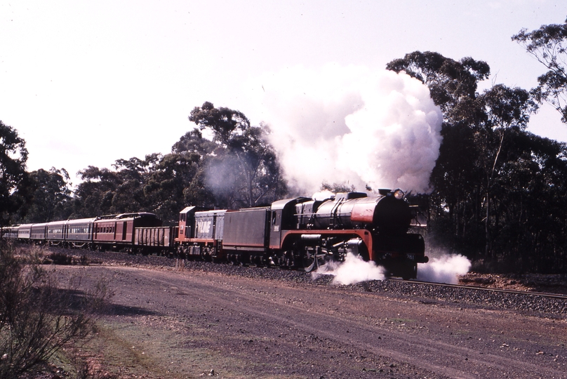 122583: Dunolly up side km 208 8192 Up Steamrail Special R 761 T 395
