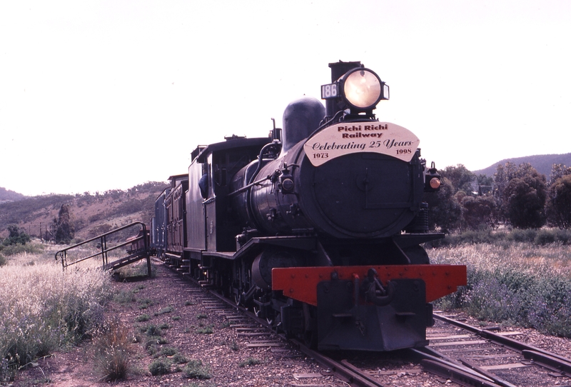 122737: Woolshed Flat T 186 shunting goods wagons