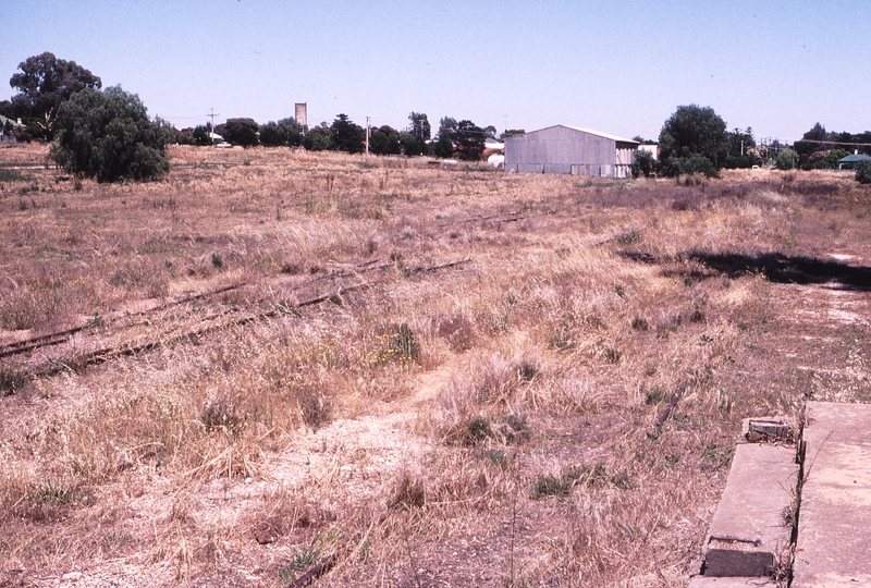123010: Wahgunyah looking from platform towards end of track