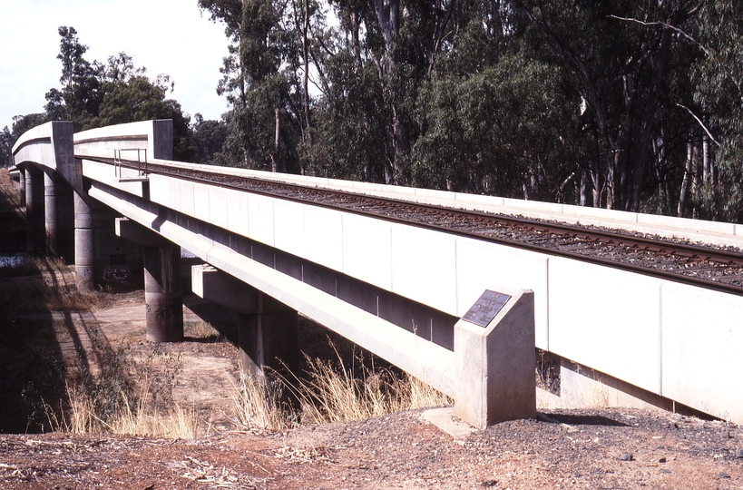 123127: Echuca (down side), km 234 South Abutment Murray River Bridge looking North