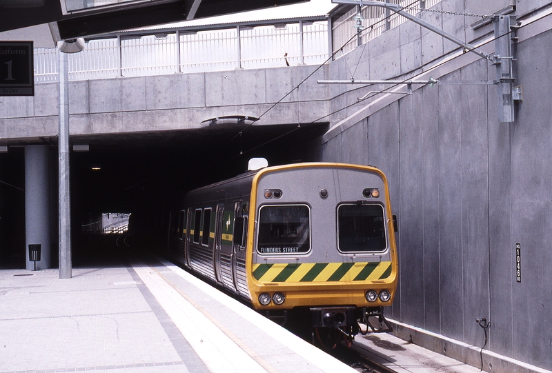 123137: Boronia Up Suburban 3-car Comeng