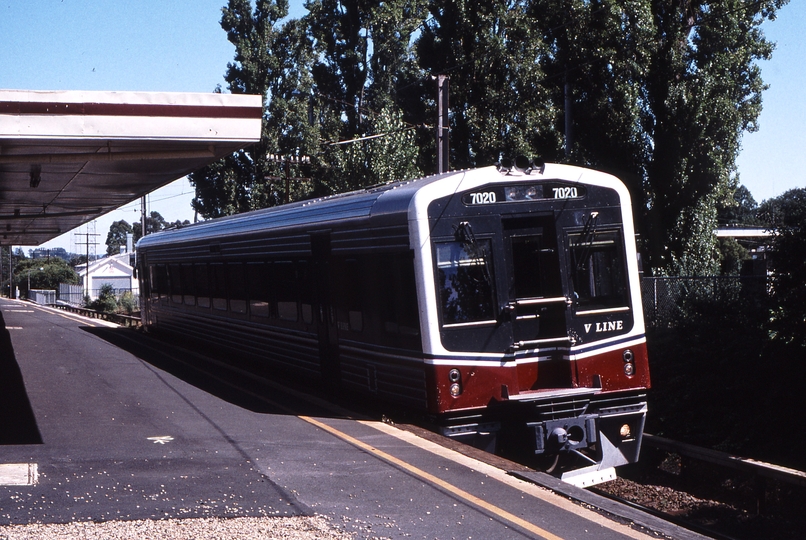 123145: Drouin 8411 Down Traralgon Passenger 7020