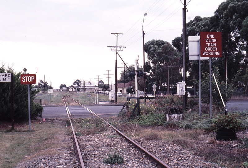 123271: Mount Gambier Bay Road Level Crossing looking West towards Srarion