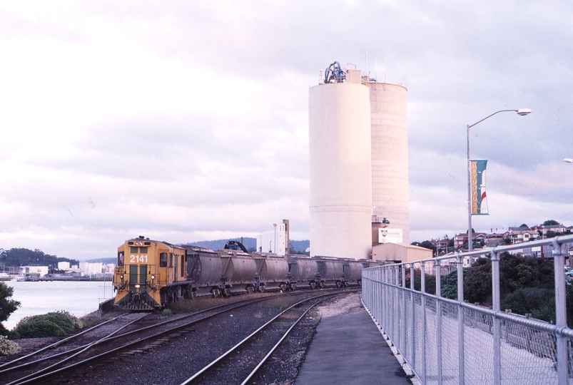 123466: Devonport 2141 shunting cement hoppers