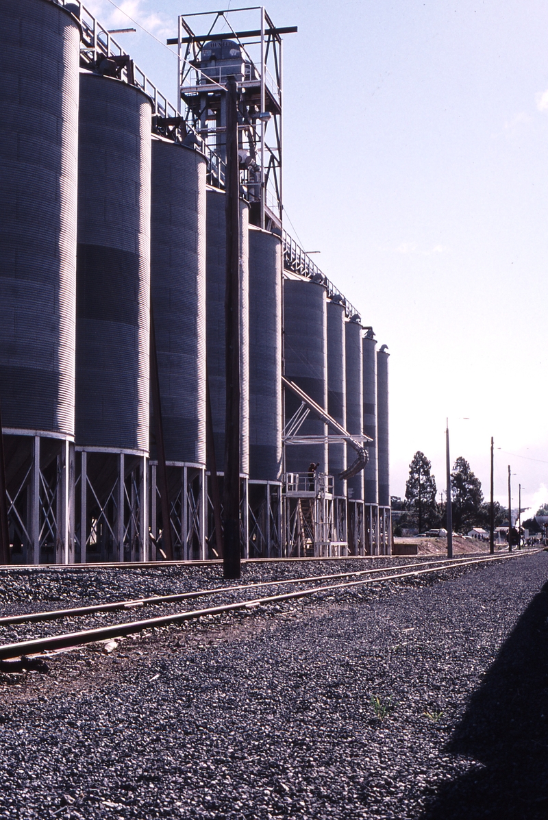 123633: St Arnaud Maxi Grain Handling Plant R 761 in distance