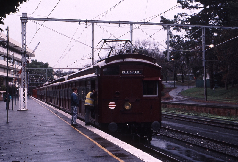 123656: Flemington Racecourse 7014 Up Elecrail Special 381 M leading