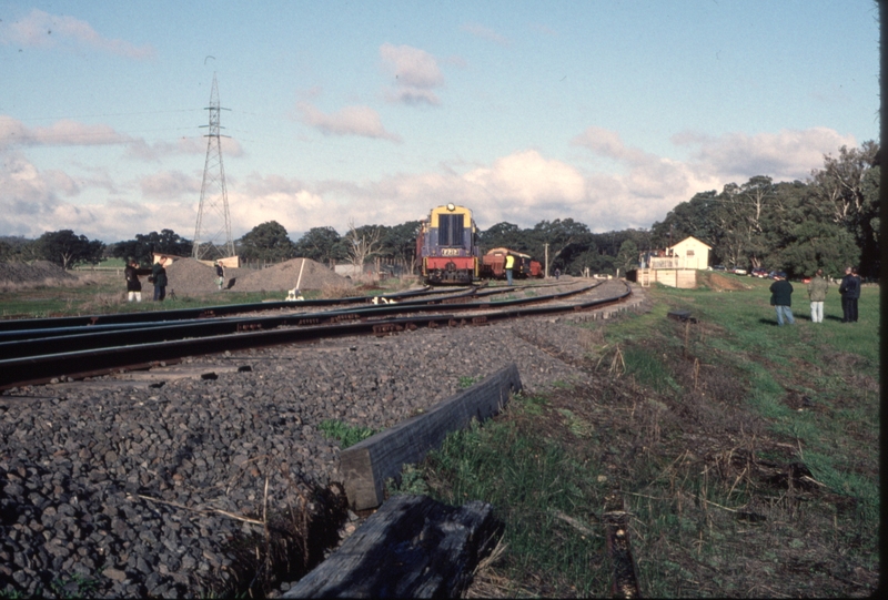 123866: Muckleford F 212 shunting