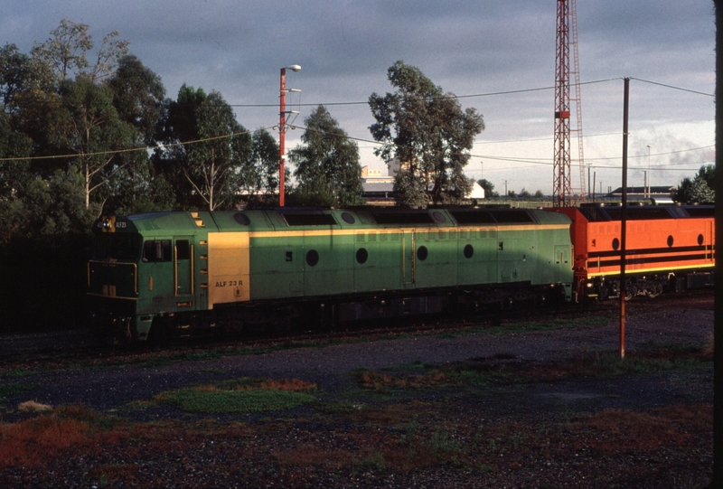 123876: Mile End Yard opposite Adelaide Rail Passenger Terminal ALF 23 (CLP 14 CLF 6), shunting MP9 SCT Train