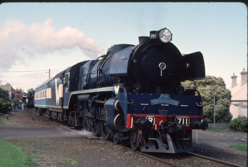 124014: Warrnambool R 711 shunting BK cars from 8207 Down Passenger