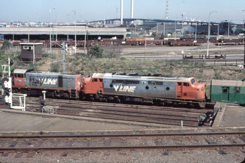 124034: Independent Goods Lines opposite West Tower T 390 A 71 Up Metropolitan Ballast Train