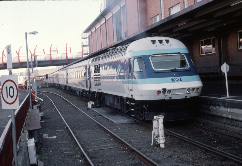 124232: Spencer Street XP 2017 trailing 8611 Day XPT to Sydney