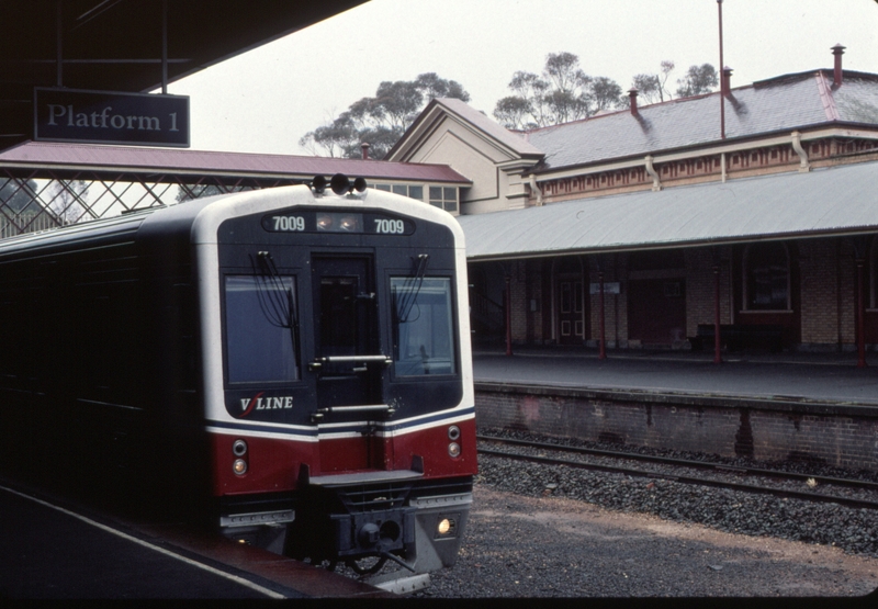 124243: Bendigo 8038 Up Passenger 7009 (7014),