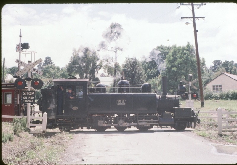 124411: Emerald Kilvington Drive Level Crossing No 11 10:35am Gembrook Passenger 8A