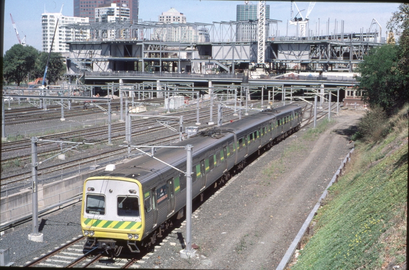 124550: Exhibition Street Bridge Down Epping Suburban 3-car Comeng 578 M leading