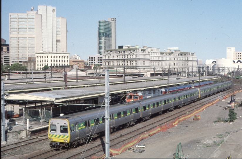 124572: Spencer Street Bourke Street Footbridge Empty Cars to Flinders Street 6-car Comeng 396 M trailing