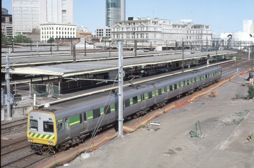 124574: Spencer Street Bourke Street Footbridge Down Empty Cars 3-car Comeng 386 M leading