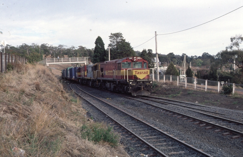 124608: Macquarie Point Junction 2007 2062 2005 shunting 35 freight from Burnie