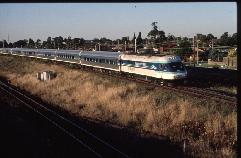 124718: Jacana 8622 Day XPT from Sydney XP 2004 leading (XP 2012 trailing),