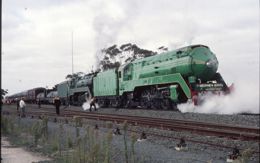 124800: Berrybank Loop 3801 3830 8706 Down NSW RTM Special