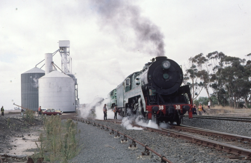 124815: Berrybank Loop 3830 3801