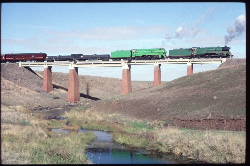 124836: Mount Emu Creek km 189 3830 3801 leading 8706 Down NSWRTM Special