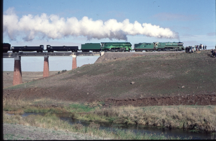 124840: Mount Emu Creek km 189 3830 3801 leading 8706 Down NSWRTM Special