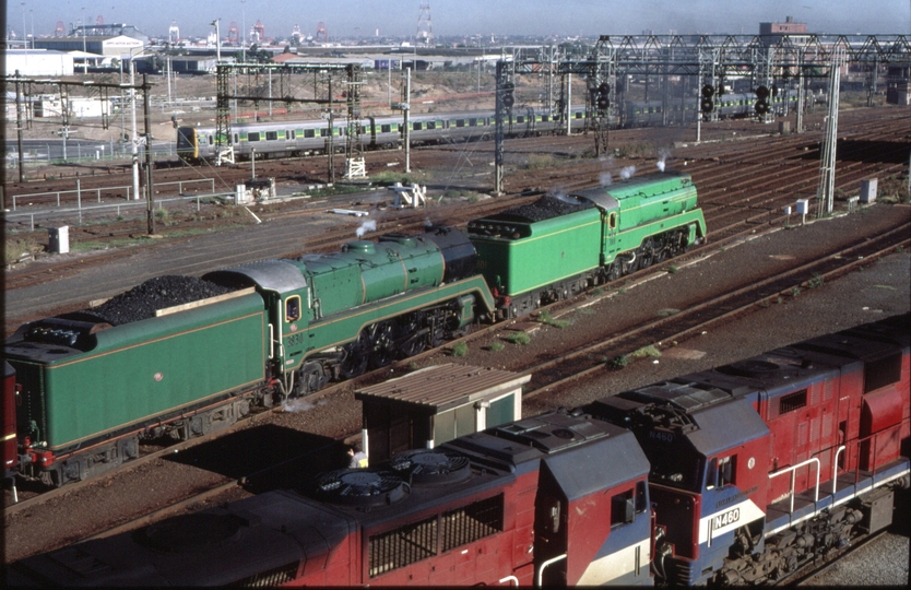 124864: Latrobe Street Bridge Up Empty Cars for NSWRTM Special 3830 3801 trailing