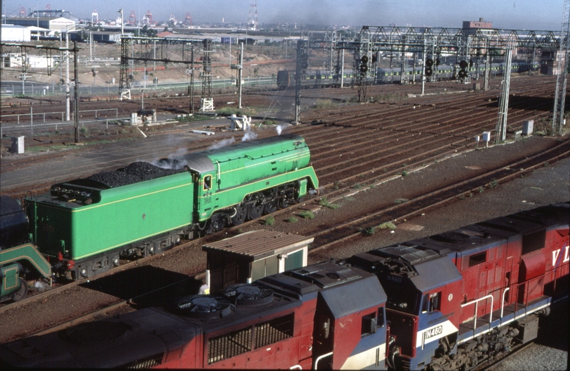 124865: Latrobe Street Bridge Up Empty Cars for NSWRTM Special (3830), 3801 trailing