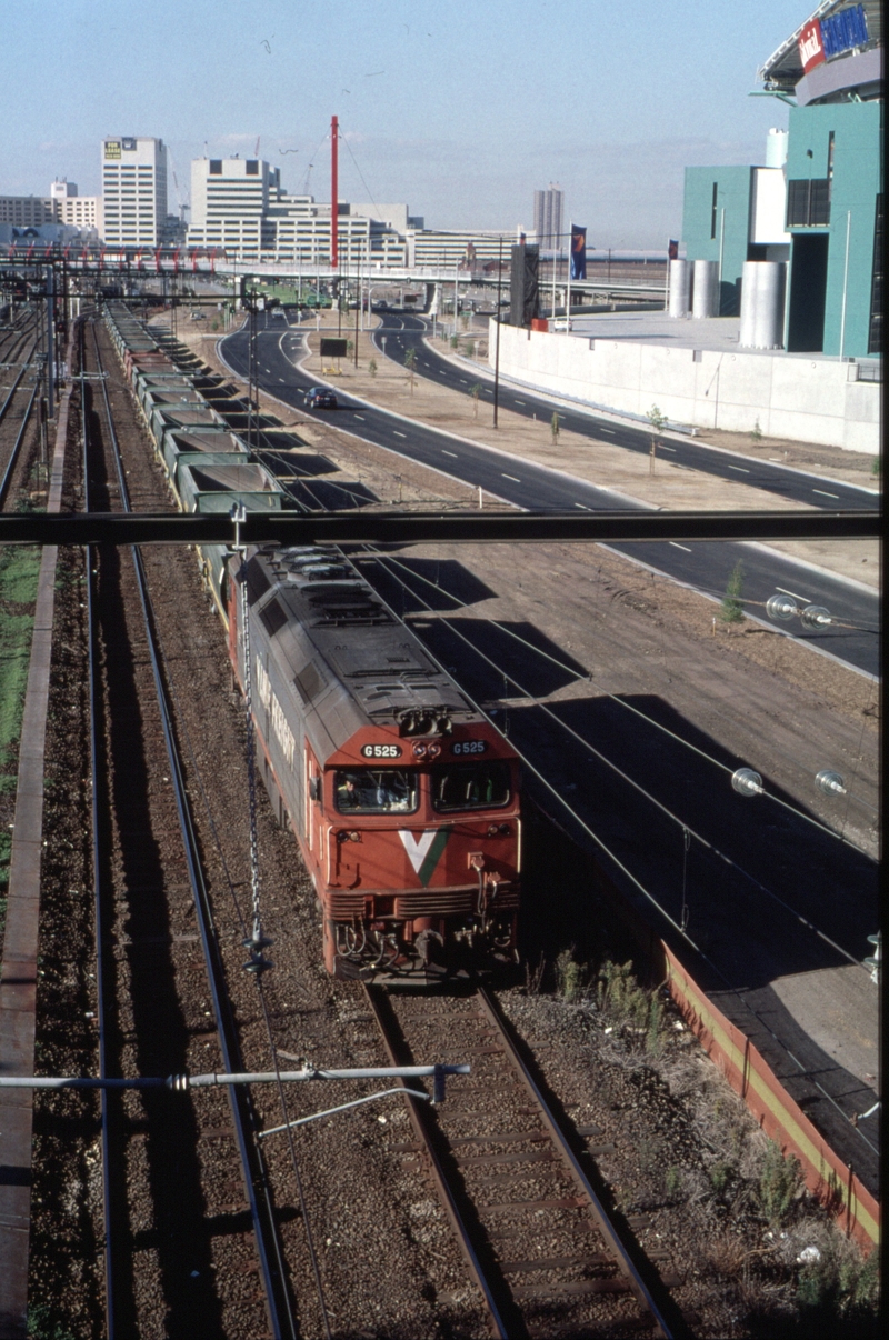 124868: Latrobe Street Bridge Empty Quarry Train from Westall to Kilmore East G 525