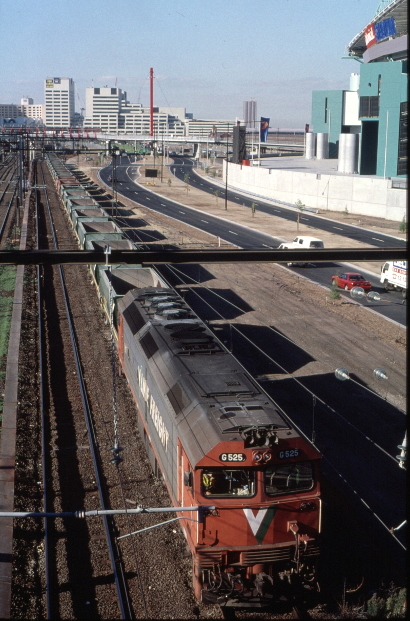 124869: Latrobe Street Bridge Empty Quarry Train from Westall to Kilmore East G 525