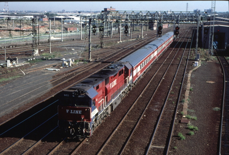 124876: Latrobe Street Bridge N453 Up Passenger from Albury