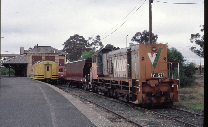 124917: Bendigo Y 157 in background former SOP Brakevan