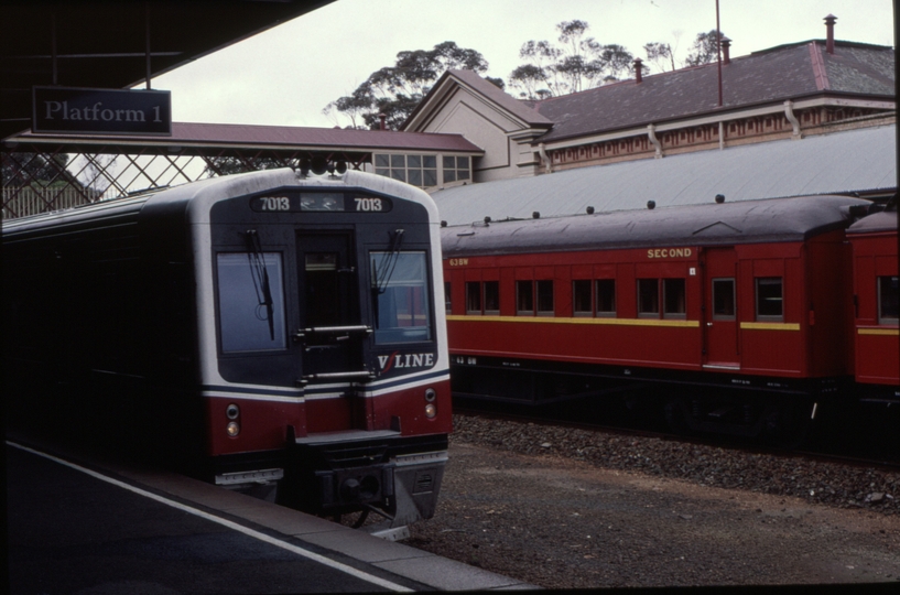 124921: Bendigo 1:00pm Up Passenger 7013 in background 8092 Up SteamRail Special