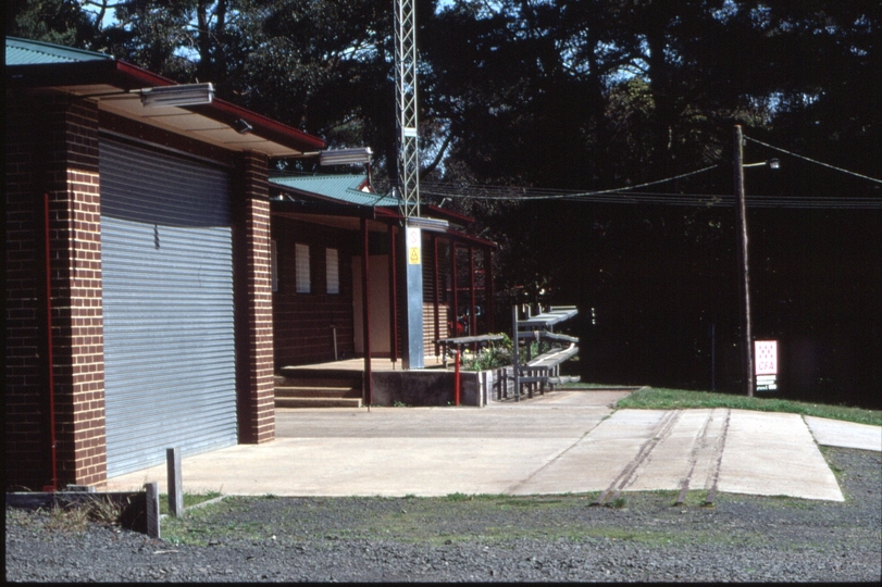 125018: Gembrook Fire Station Dual Gauge (610 mm & 762 mm), track looking West