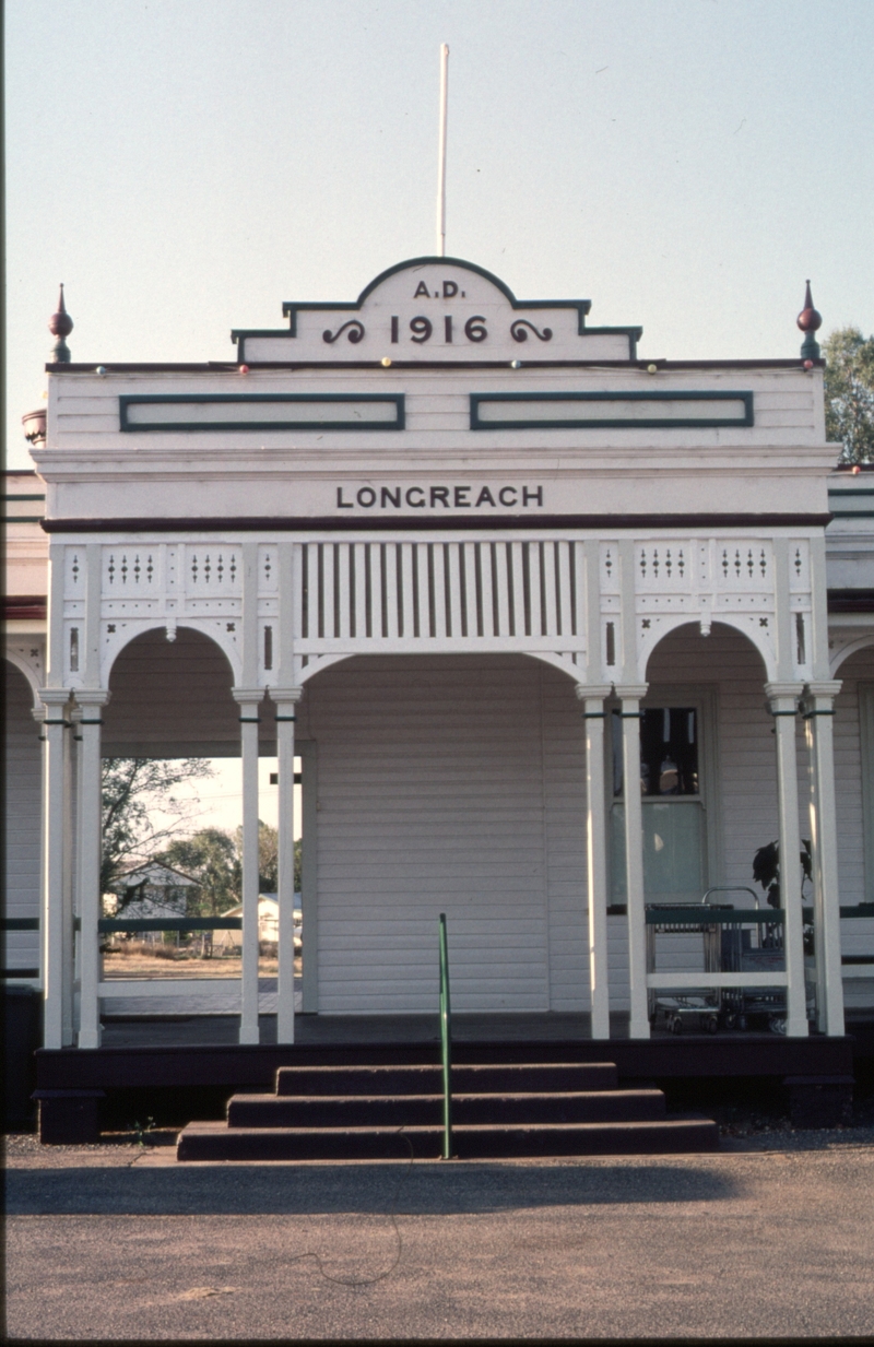 125133: Longreach Passenger entrance to station