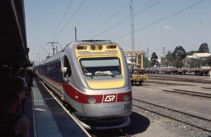 125155: Bundaberg Electric Tilt Train to Brisbane Driver's Coach 302 trailing