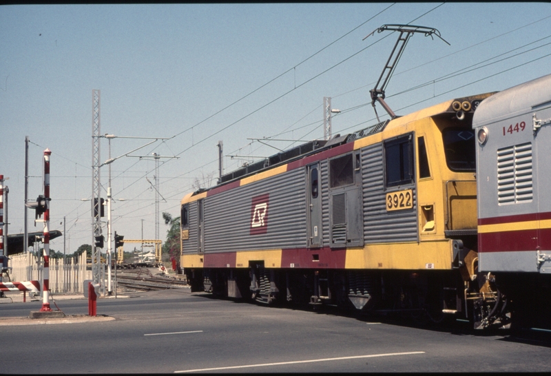 125157: Bundaberg 'Sunlander' to Brisbane arriving 3922