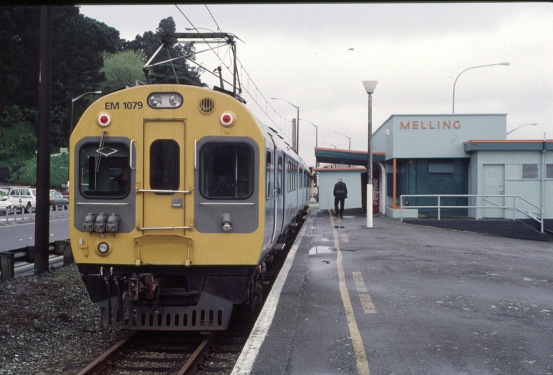 125169: Melling EM 1079 leading 4:55pm Suburban to Wellington