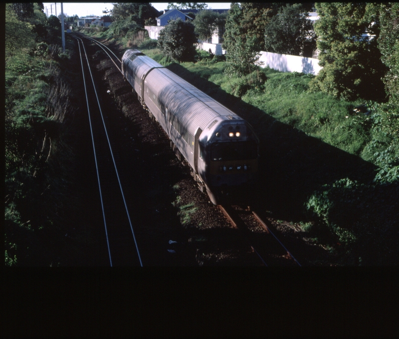 125241: Remuera (up side), Mauranui Avenue Footbridge Up Empty Cars RM 18