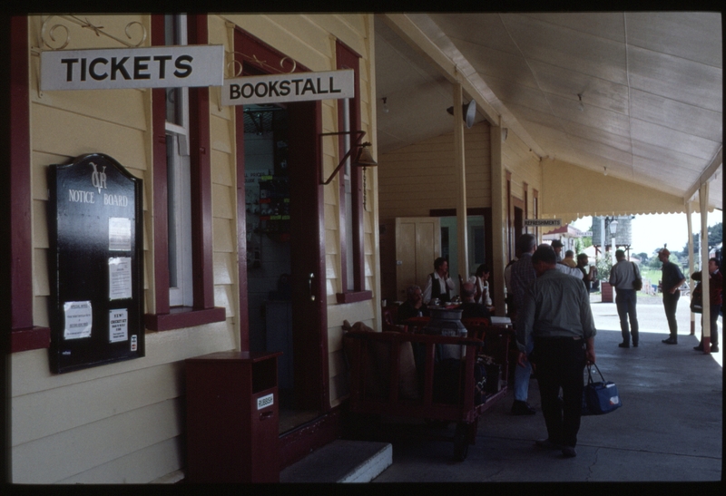 125376: Glenbrook Platform scene