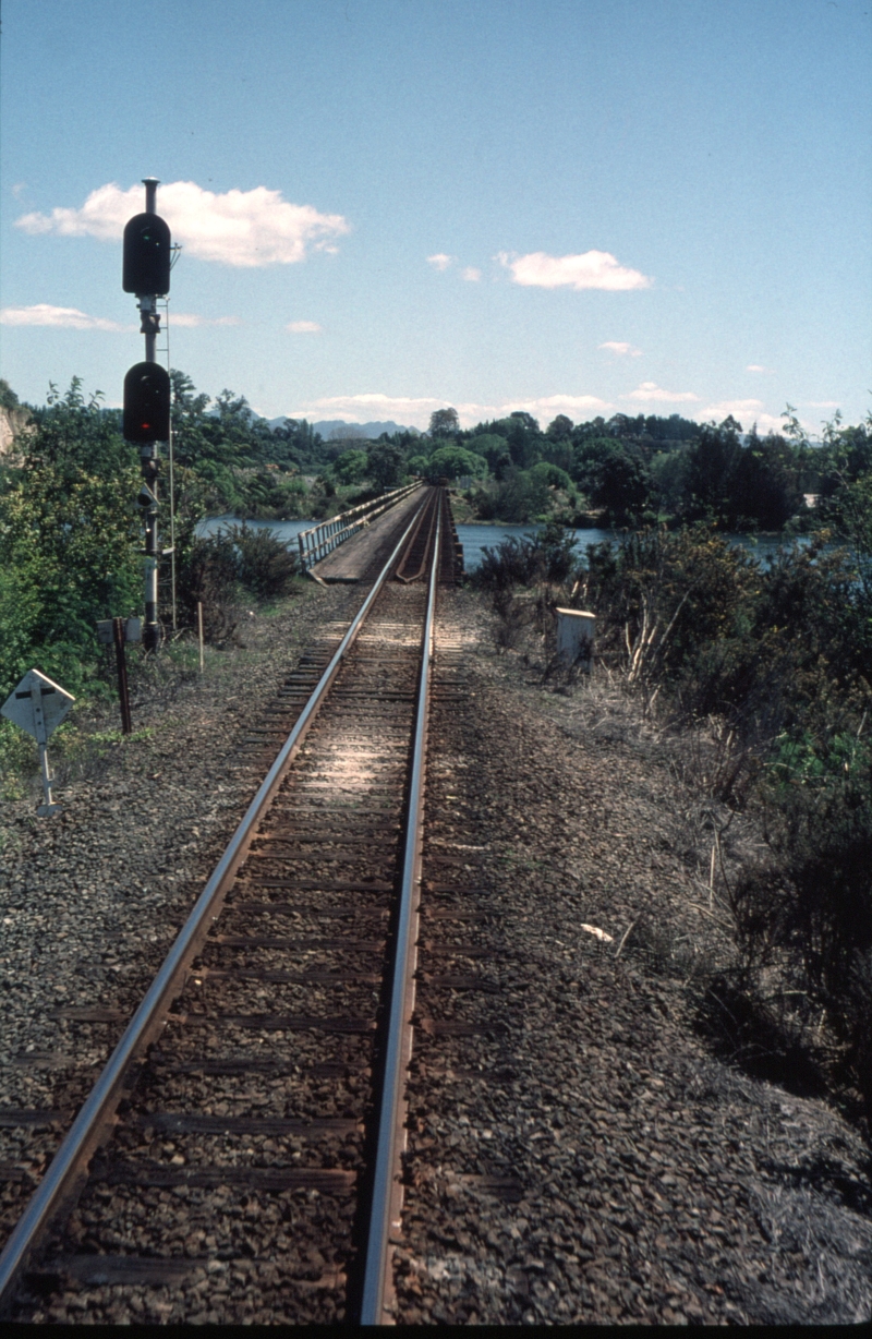 125460: Bridge at approach to Te Puna looking towards Morrinsville