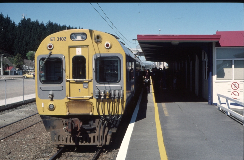 125530: Paekakariki 10:00am Suburban from Wellington ET 3102 leading