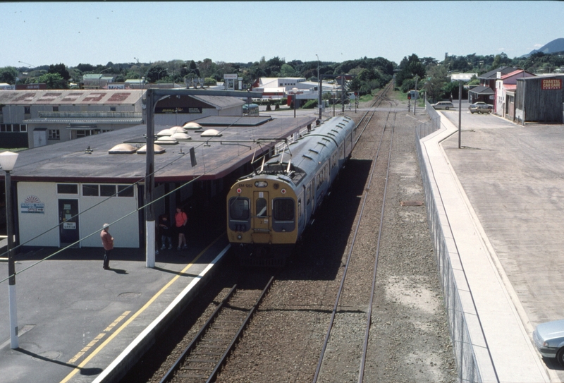 125537: Paraparamau 2:00pm Suburban to Wellington EM 1252 ET 3252