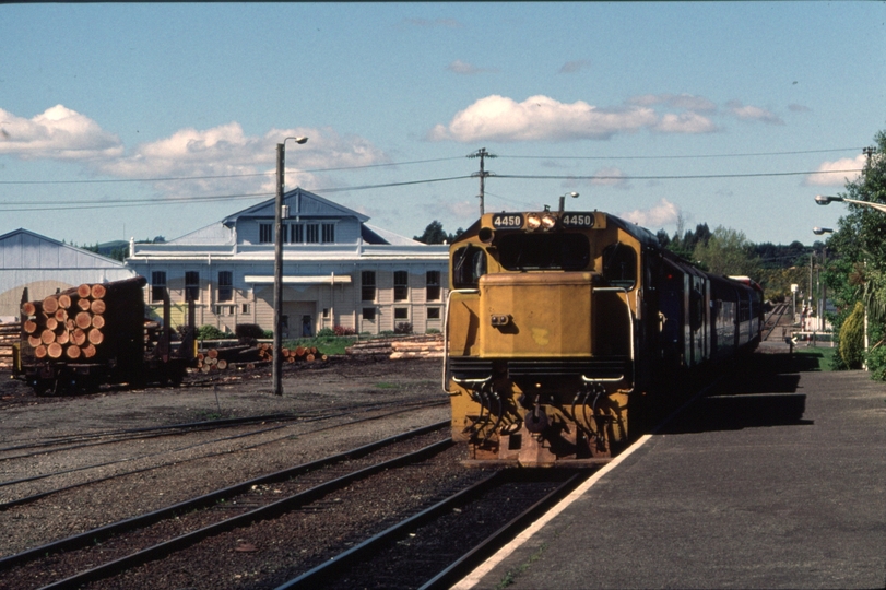 125596: Masterton RES Special to Wellington DC 4450 leading