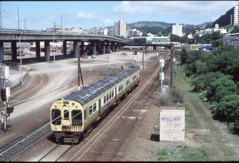 125620: Wellington opposite Ferry Terminal 12 00 noon Suburban from Paraparamau ET 3131 trailing