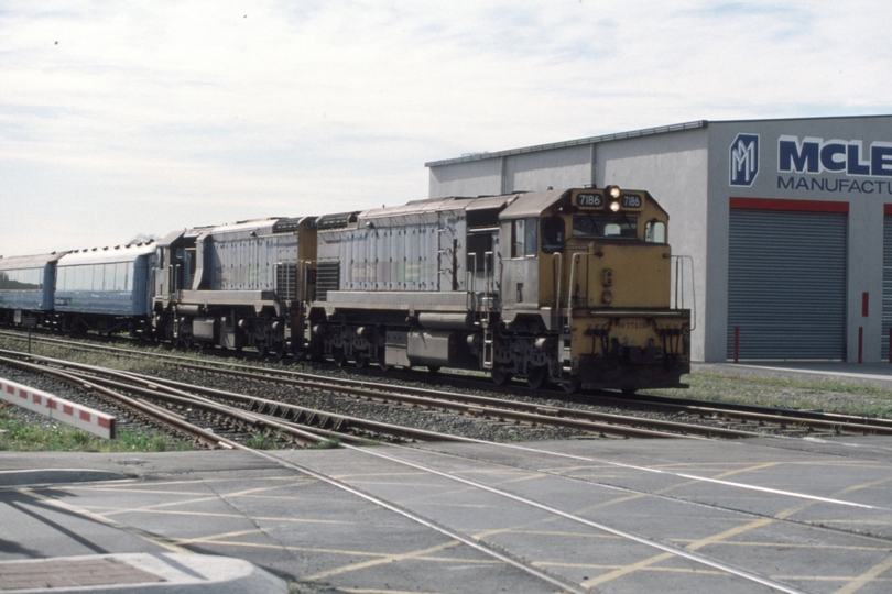 125746: Middleton Yard Matipo Street Level Crossing 0800 Westbound 'Tranz Alpine' DFT 7186 DFT 7132