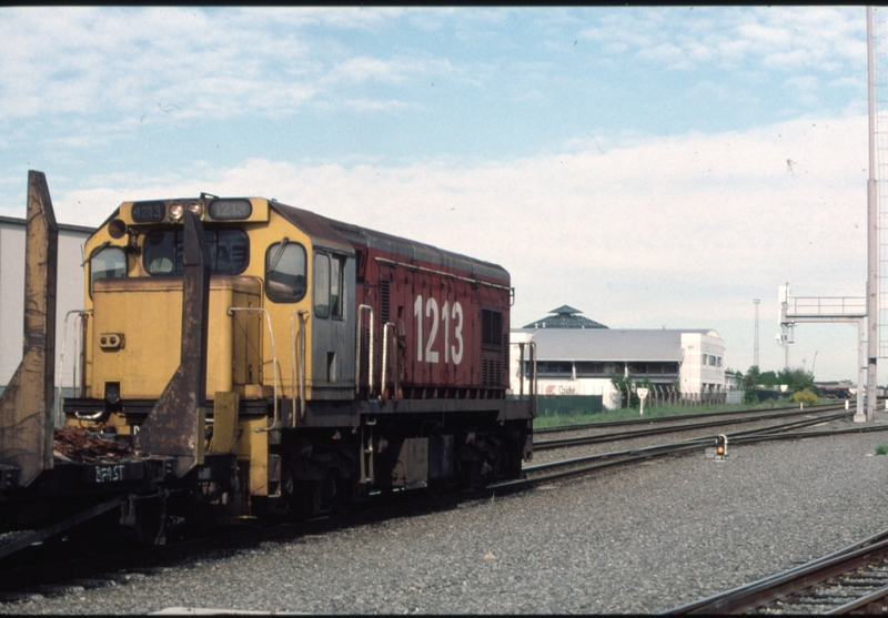 125750: Middleton Yard Matipo Street Level Crossing Southbound Empty Log Train BDR 1213