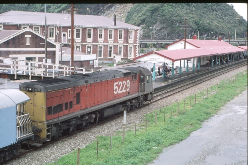 125935: Greymouth Empty Cars to form 0802 Eastbound Tranz Alpine' DX 5229